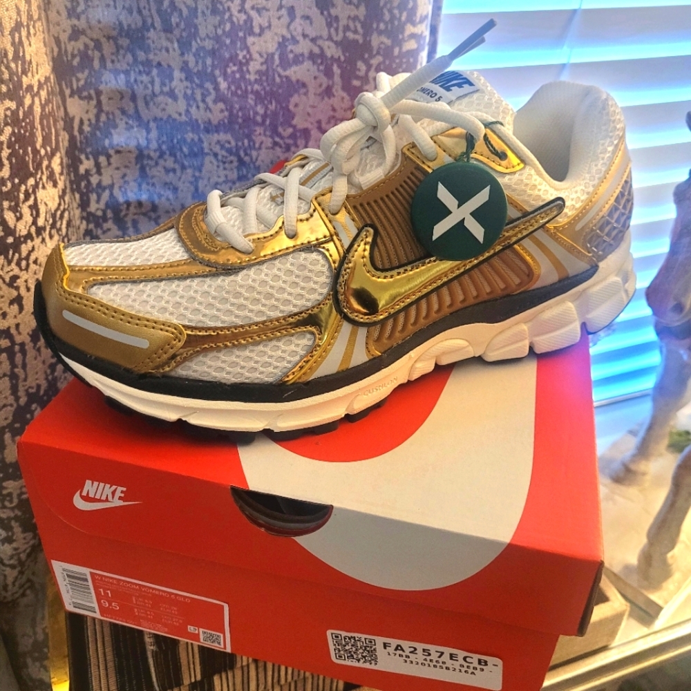 Nike Zoom Vomero 5 Gold New in Box